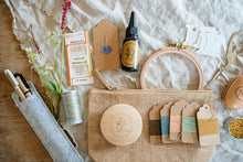 Lade das Bild in den Galerie-Viewer, Jutetasche mit Handarbeitswerkzeugen Textilkleber, Ladder Darner, Fangnadel, Merinogarn, Seidengarn, Textilstift,Nadeln