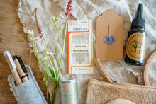 Lade das Bild in den Galerie-Viewer, Jutetasche mit Handarbeitswerkzeugen Textilkleber, Ladder Darner, Fangnadel, Merinogarn, Seidengarn, Textilstift,Nadeln