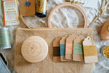Lade das Bild in den Galerie-Viewer, Jutetasche mit Handarbeitswerkzeugen Textilkleber, Ladder Darner, Fangnadel, Merinogarn, Seidengarn, Textilstift,Nadeln