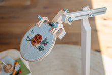 Lade das Bild in den Galerie-Viewer, Stickständer von Elbesee Floorstand