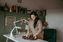 Lade das Bild in den Galerie-Viewer, Gründerin Vera Teske bei Anwendung der Wunderbürste