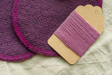Lade das Bild in den Galerie-Viewer, Knieflicken Wollwalk oval mit Merinogarn in rosa