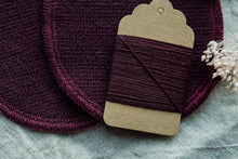 Lade das Bild in den Galerie-Viewer, Knieflicken Wollwalk oval mit Merinogarn in Aubergine/lila