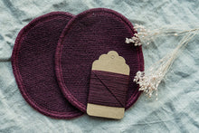 Lade das Bild in den Galerie-Viewer, Knieflicken Wollwalk oval mit Merinogarn in Aubergine/lila