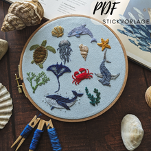 Lade das Bild in den Galerie-Viewer, Stickvorlage Meerestiere gestickt auf hellblauem Stoff