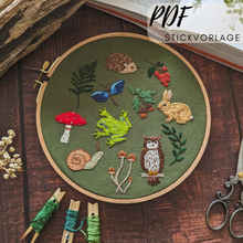 Lade das Bild in den Galerie-Viewer, Stickvorlage mit Waldmotiven gestickt auf dunkelgrünem Stoff