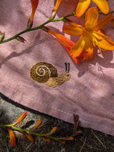 Lade das Bild in den Galerie-Viewer, Stickerei braune Schnecke