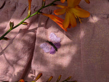 Lade das Bild in den Galerie-Viewer, Stickerei lila Schmetterling