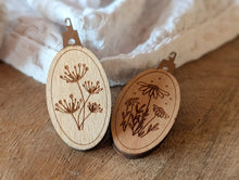 Lade das Bild in den Galerie-Viewer, Einfädelhilfen aus Holz – 2er Set mit Blumendesign