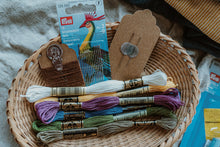 Lade das Bild in den Galerie-Viewer, Kleiner Holzrahmen, Prym Textilkleber, DMC Baumwollgarn in verschiedenen Farben, feine Sticknadeln und 2 Webernadeln