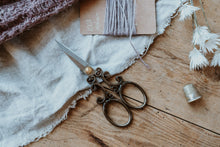 Lade das Bild in den Galerie-Viewer, Stickschere Silber Vintage, Garn und Fingerhut