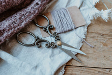 Lade das Bild in den Galerie-Viewer, Stickschere Silber Vintage liegend auf Garn
