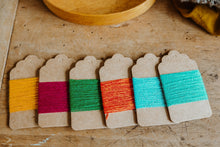 Lade das Bild in den Galerie-Viewer, 6 x 6 Meter Merinowolle zum Sticken & Stopfen