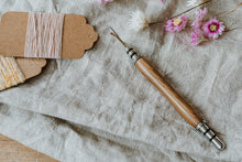 Lade das Bild in den Galerie-Viewer, Nahtauftrenner aus Eiche