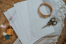 Lade das Bild in den Galerie-Viewer, Stickfolie zum Besticken von Kleidung, transparent und selbstklebend