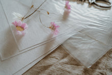 Lade das Bild in den Galerie-Viewer, Stickfolie zum Besticken von Kleidung, transparent und selbstklebend