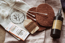 Lade das Bild in den Galerie-Viewer, Flicken Starterset mit Textilkleber und Wollwalkflicken in braun