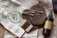 Lade das Bild in den Galerie-Viewer, Flicken Starterset mit Textilkleber und Wollwalkflicken in grau