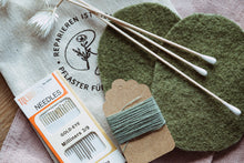 Lade das Bild in den Galerie-Viewer, Flicken Starterset mit Textilkleber und Wollwalkflicken in grün