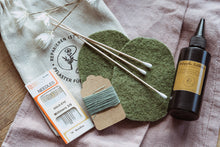 Lade das Bild in den Galerie-Viewer, Flicken Starterset mit Textilkleber und Wollwalkflicken in grün