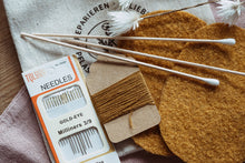 Lade das Bild in den Galerie-Viewer, Flicken Starterset mit Textilkleber und Wollwalkflicken in gelb