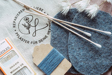 Lade das Bild in den Galerie-Viewer, Flicken Starterset mit Textilkleber und Wollwalkflicken in blau