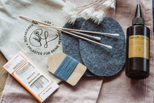 Lade das Bild in den Galerie-Viewer, Flicken Starterset mit Textilkleber und Wollwalkflicken in blau