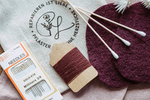 Lade das Bild in den Galerie-Viewer, Flicken Starterset mit Textilkleber und Wollwalkflicken in lila