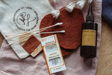 Lade das Bild in den Galerie-Viewer, Flicken Starterset mit Textilkleber und Wollwalkflicken in rot