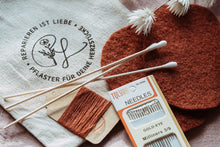 Lade das Bild in den Galerie-Viewer, Flicken Starterset mit Textilkleber und Wollwalkflicken in rot