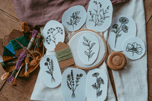 Lade das Bild in den Galerie-Viewer, 9 ausgeschnittene Vorlagen für Blumen- und Blätterstickerein, Merinogarn, Baumwollgarn, Nadelkissen und Stickschere