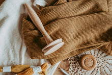 Lade das Bild in den Galerie-Viewer, Stopfpilz aus Holz mit Reparieren ist Liebe Logo