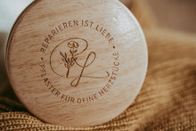 Lade das Bild in den Galerie-Viewer, Stopfpilz mit Reparieren ist Liebe Logo