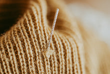 Lade das Bild in den Galerie-Viewer, Maschenreparaturnadel/Snag Needle auf gelbem Stoff mit weißen Blüten daneben