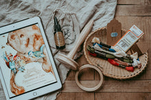 Lade das Bild in den Galerie-Viewer, Ein gesamtes Textil Reparatur Startbereit auf dem Tisch. Nadel, Stickrahmen, Stoffe