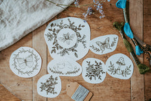 Lade das Bild in den Galerie-Viewer, Stickvorlage Insekten mit floralem Muster