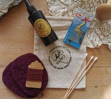 Lade das Bild in den Galerie-Viewer, Flicken Starterset mit Textilkleber und Wollwalkflicken, Merinogarn und Nadelset