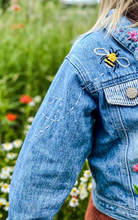 Lade das Bild in den Galerie-Viewer, Bienenstickerei auf Jeans