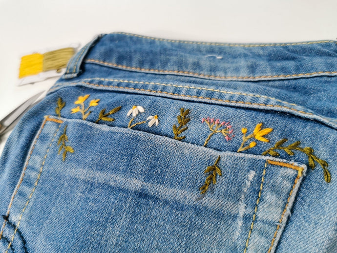 Kleidung reparieren statt wegwerfen: So einfach rettest du deine Lieblingsstücke aus Wolle oder Jeans