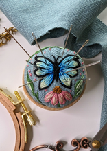 Lade das Bild in den Galerie-Viewer, DIY Nadelkissen bestickt mit einem Schmetterling
