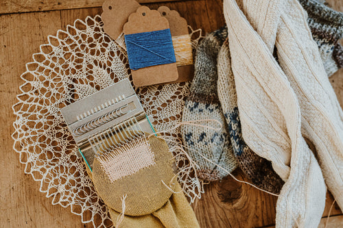Darning Loom abgebildet mit Kleidern und Garn