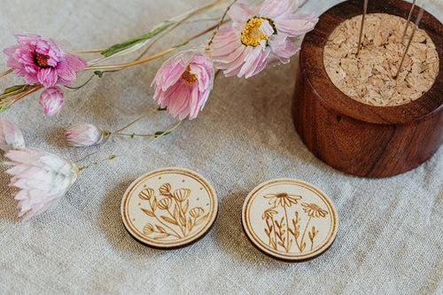 Needle Minder aus Holz mit Blumen