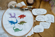 Lade das Bild in den Galerie-Viewer, Gestickte Dinosaurier in Stickrahmen mit gezeichneter Vorlage
