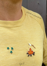 Lade das Bild in den Galerie-Viewer, gelbes Wolleseide Shirt mit handgestickten Motiven
