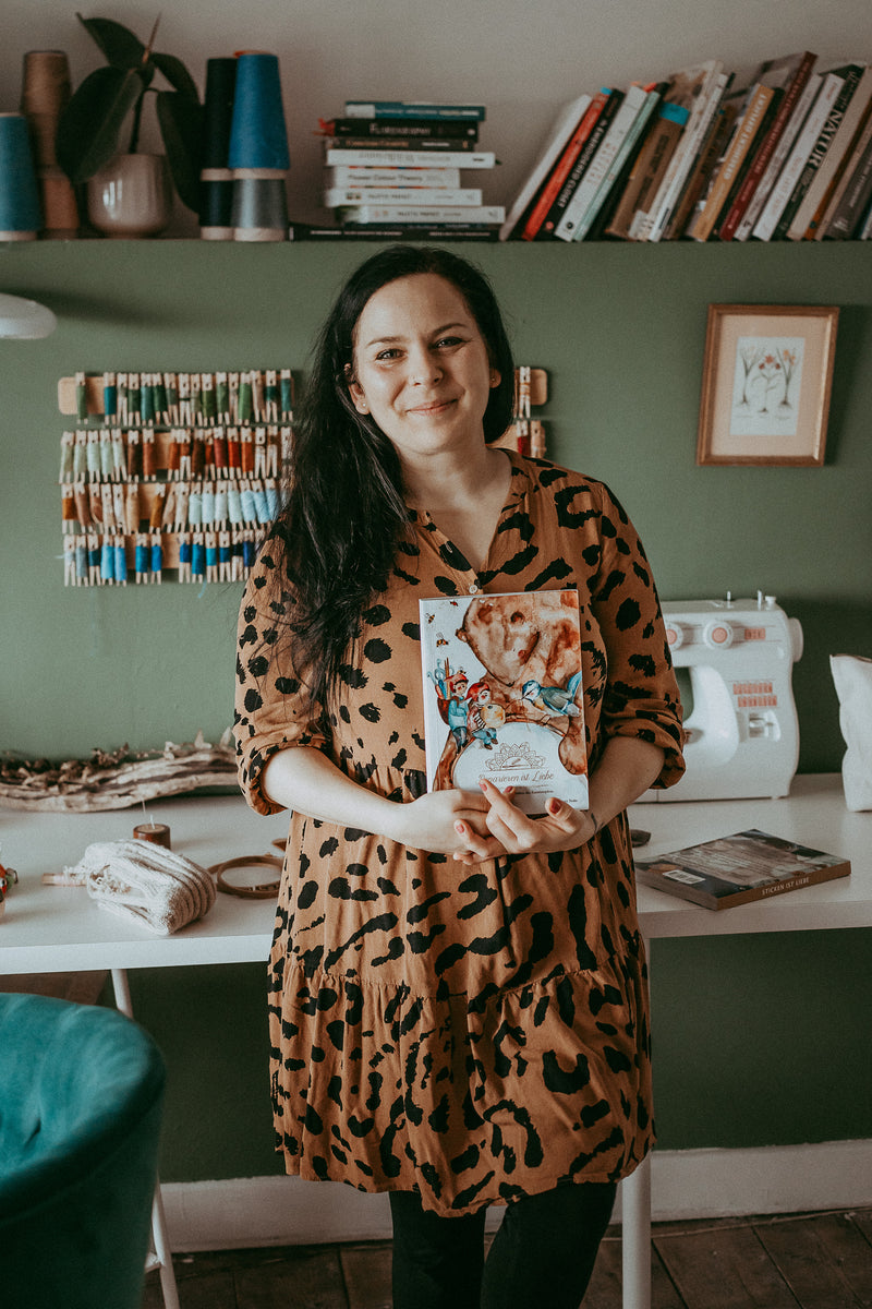 Vera Teske Gründerin von Reparieren ist Liebe mit ihrem Buch zur Textilreparatur