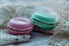 Lade das Bild in den Galerie-Viewer, Needle Minder mit Nadel in Macaron Form in türkis und rosa
