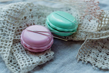Lade das Bild in den Galerie-Viewer, Needle Minder mit Nadel in Macaron Form in türkis und rosa

