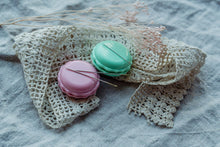 Lade das Bild in den Galerie-Viewer, Needle Minder mit Nadel in Macaron Form in türkis und rosa

