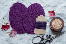 Lade das Bild in den Galerie-Viewer, Knieflicken Wollwalk oval mit Merinogarn
