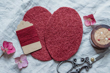 Lade das Bild in den Galerie-Viewer, Knieflicken Wollwalk oval mit Merinogarn
